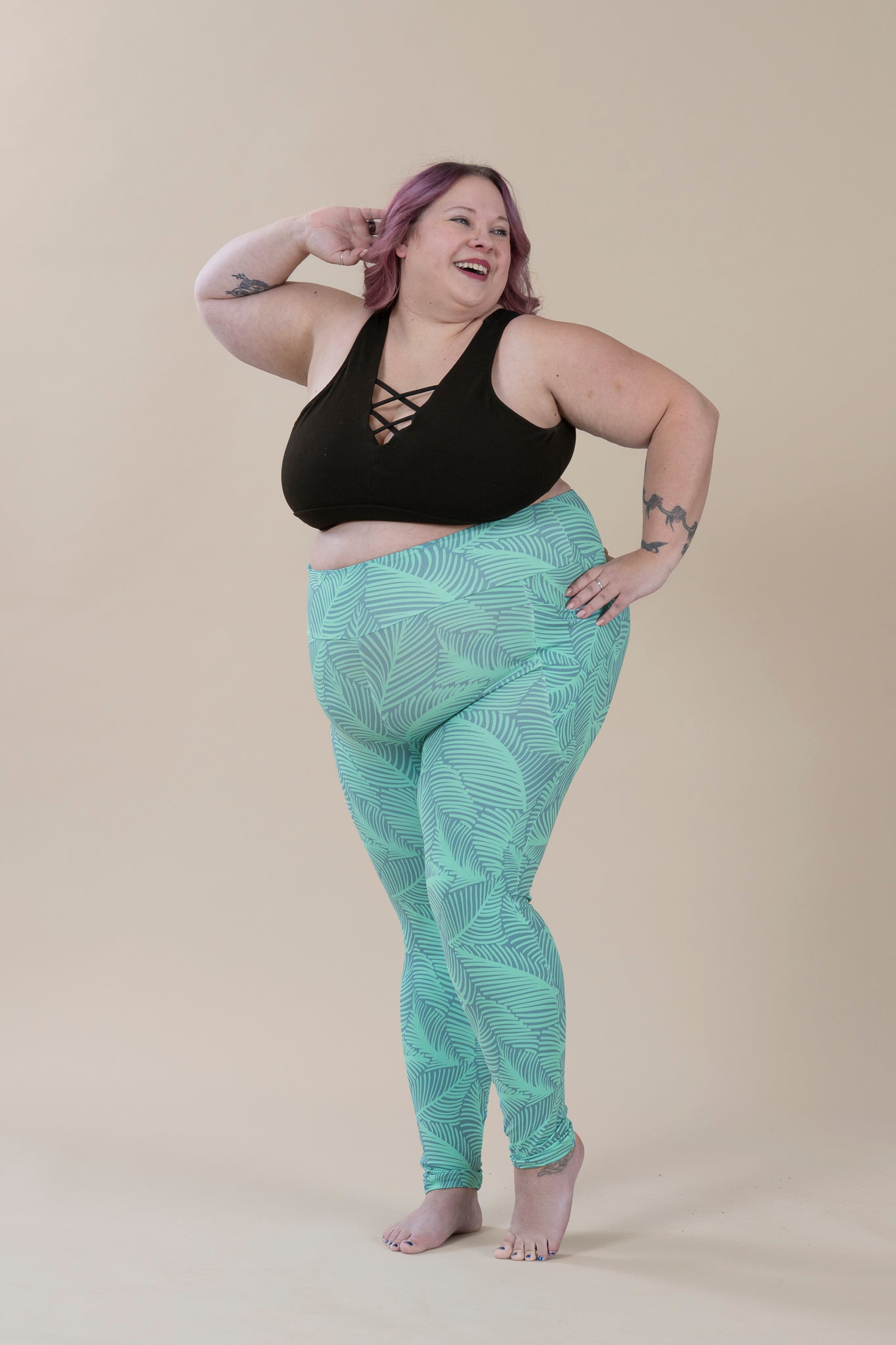 Plus size treenilegginsit, naisella päällä greenleaf kuosi