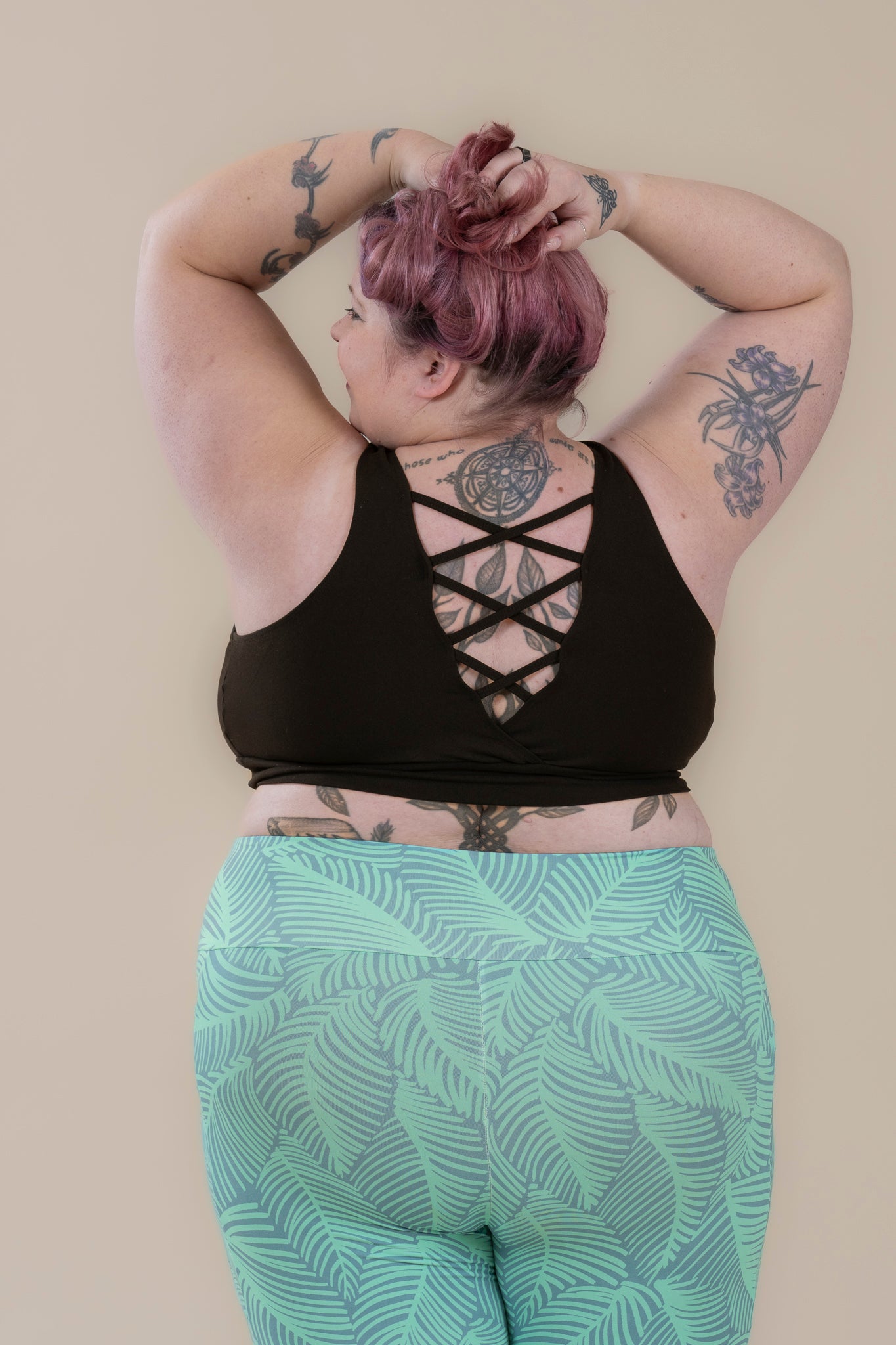 BomBom mukava urheilutoppi plus size musta takaa