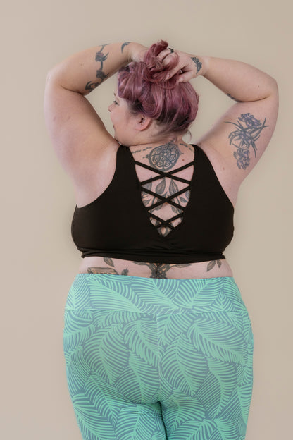 BomBom mukava urheilutoppi plus size musta takaa