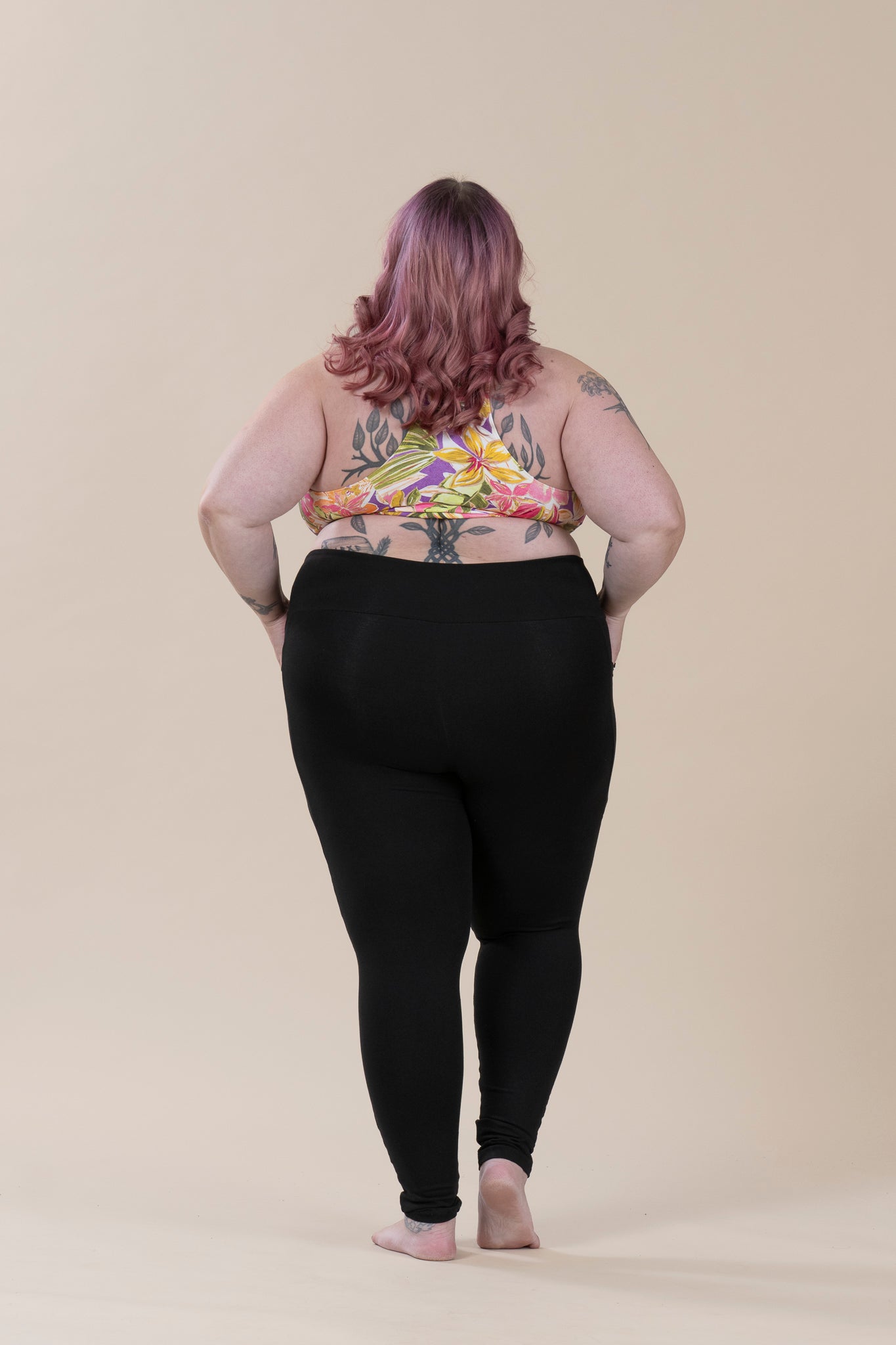 Plus size treenivaatteet naisille – BomBom leggingsit käytössä